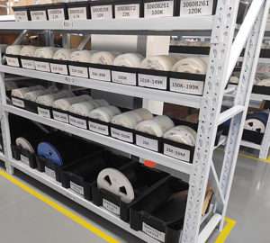 Regale mit ordentlich organisierten Spulen mit elektronischen Bauteilen in einem Produktionsversorgungsraum