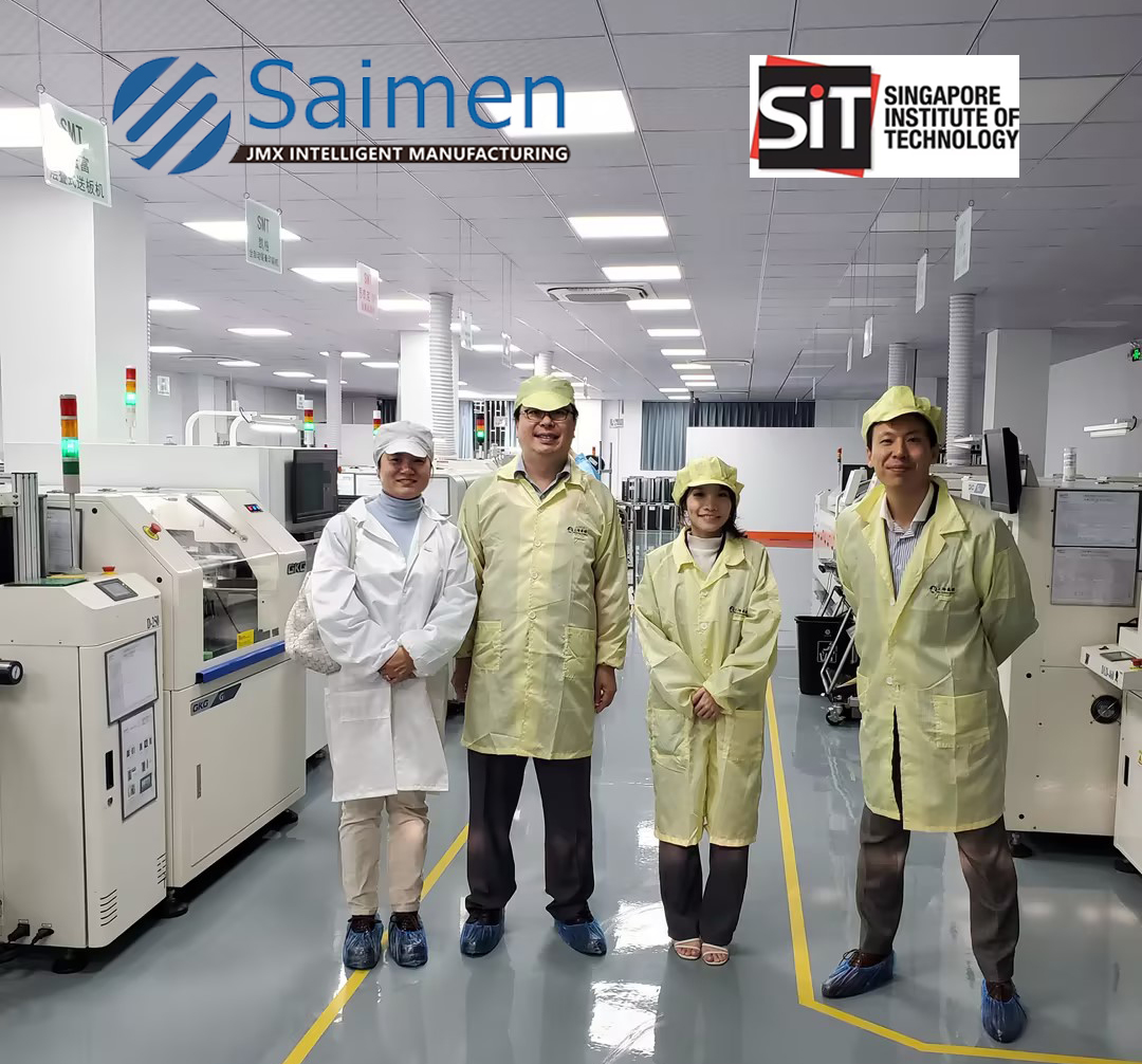 I docenti del Singapore Institute of Technology con il personale Saimen sulla linea di produzione SMT, a dimostrazione della collaborazione industriale.