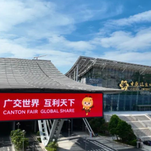 Una llamativa pantalla LED roja en la entrada de la 135ª Feria de Cantón anunció la "Participación global de la Feria de Cantón", que simboliza la expansión del comercio mundial.