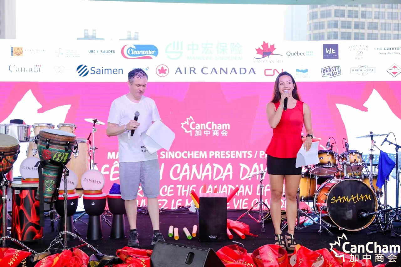 Scène d'événement lors de la célébration de la fête du Canada par CanCham, dont Saimen est le commanditaire platine, avec des conférenciers et des instruments de musique sur scène.