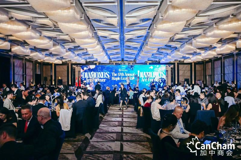 Elegante Galanacht auf dem 17. jährlichen Maple Leaf Ball in Shanghai mit einem überfüllten Ballsaal, in dem sich die Gäste mischen.