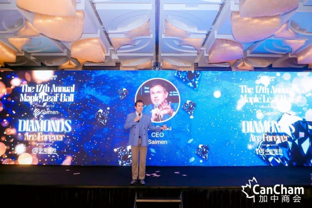 Carl Breau, CEO von Saimen, hält eine Rede auf dem 17. jährlichen Maple Leaf Ball in Shanghai vor dem Hintergrund des Themas „Diamonds Are Forever